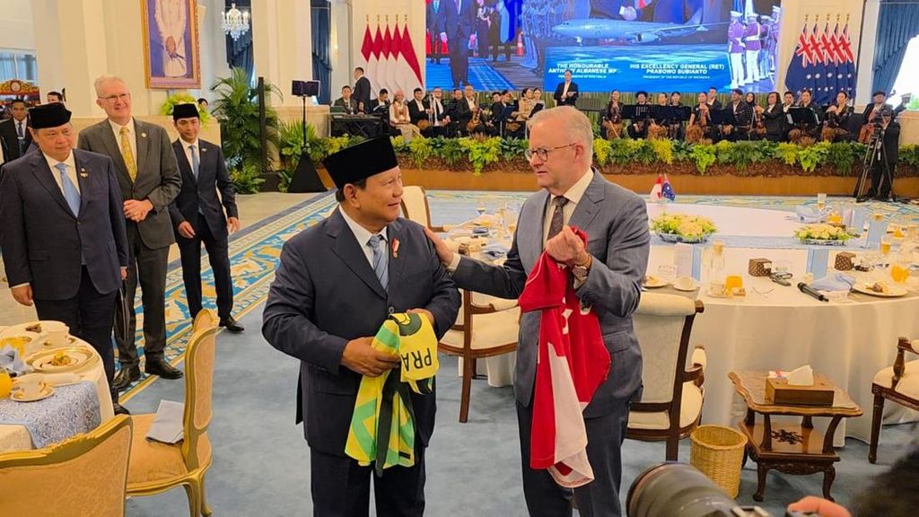 Diplomasi Santai: Prabowo Antar PM Australia Naik Buggy Car dan Bertukar Jersey Timnas