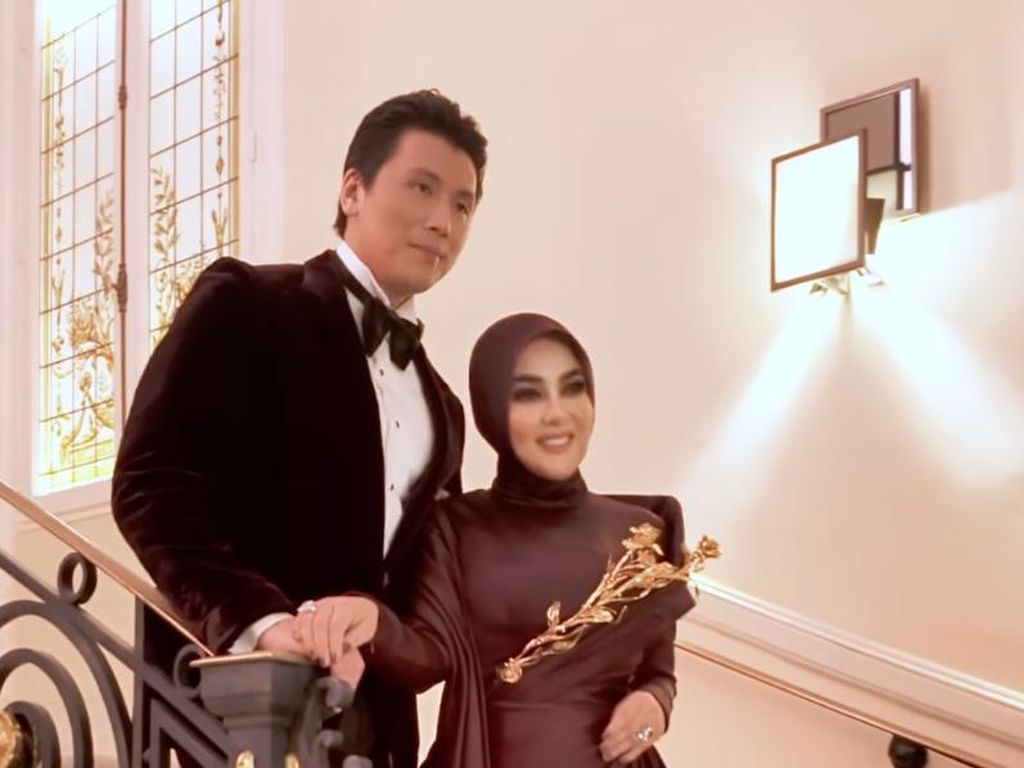 Syahrini Ungkap Rasa Syukur: "Terima Kasih Suamiku, Selalu Ada untuk Kami"